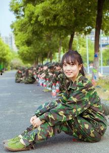 女生军训照片,军训女生的坚毅风采